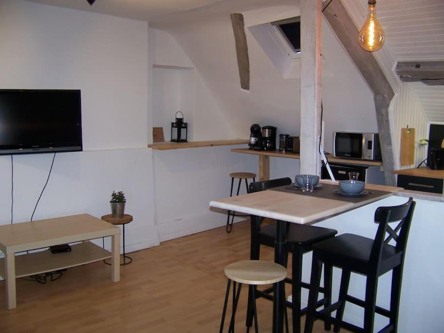 Rennes: 4 Couchages, Proche Commerces, Bus. *